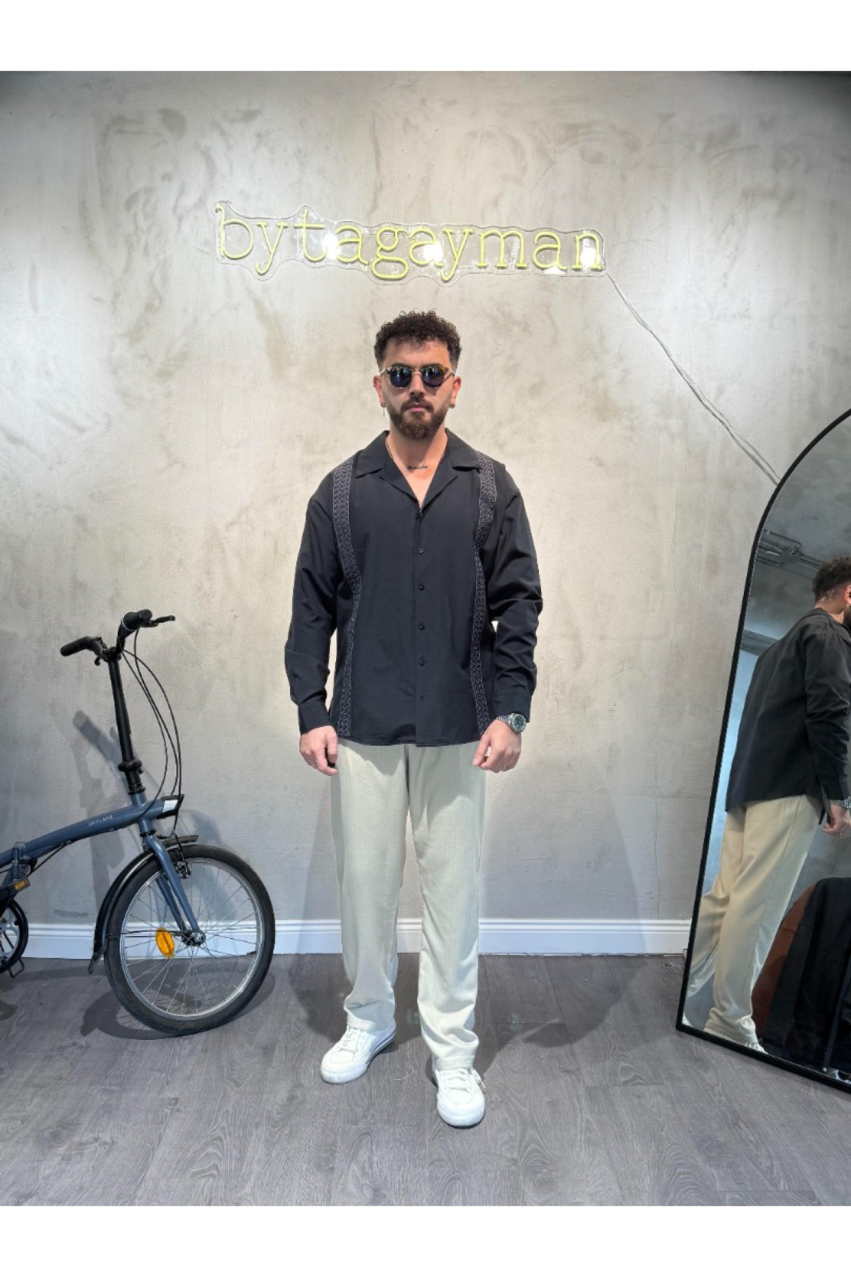 Oversize Nakışlı Siyah Gömlek Oversize Nakışlı Siyah Gömlek