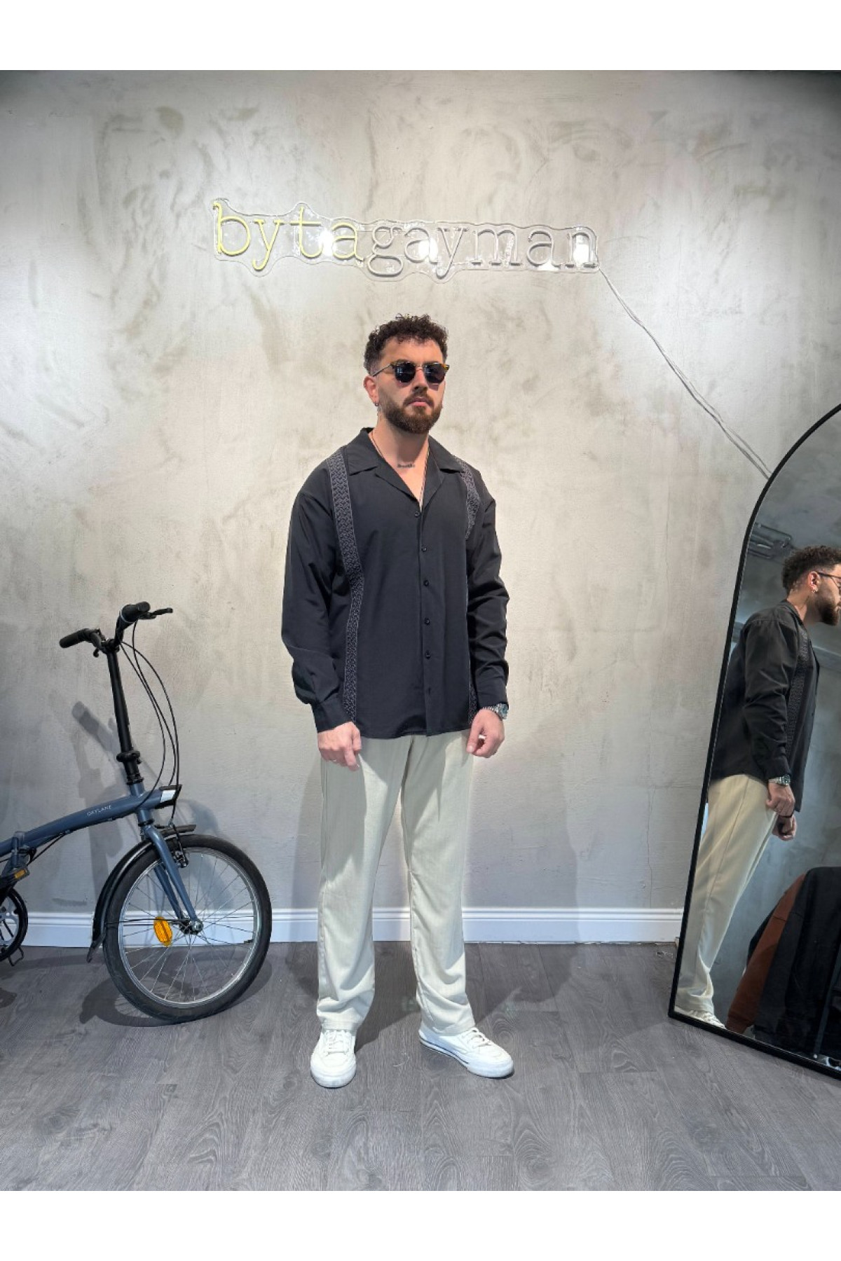 Oversize Nakışlı Siyah Gömlek Oversize Nakışlı Siyah Gömlek