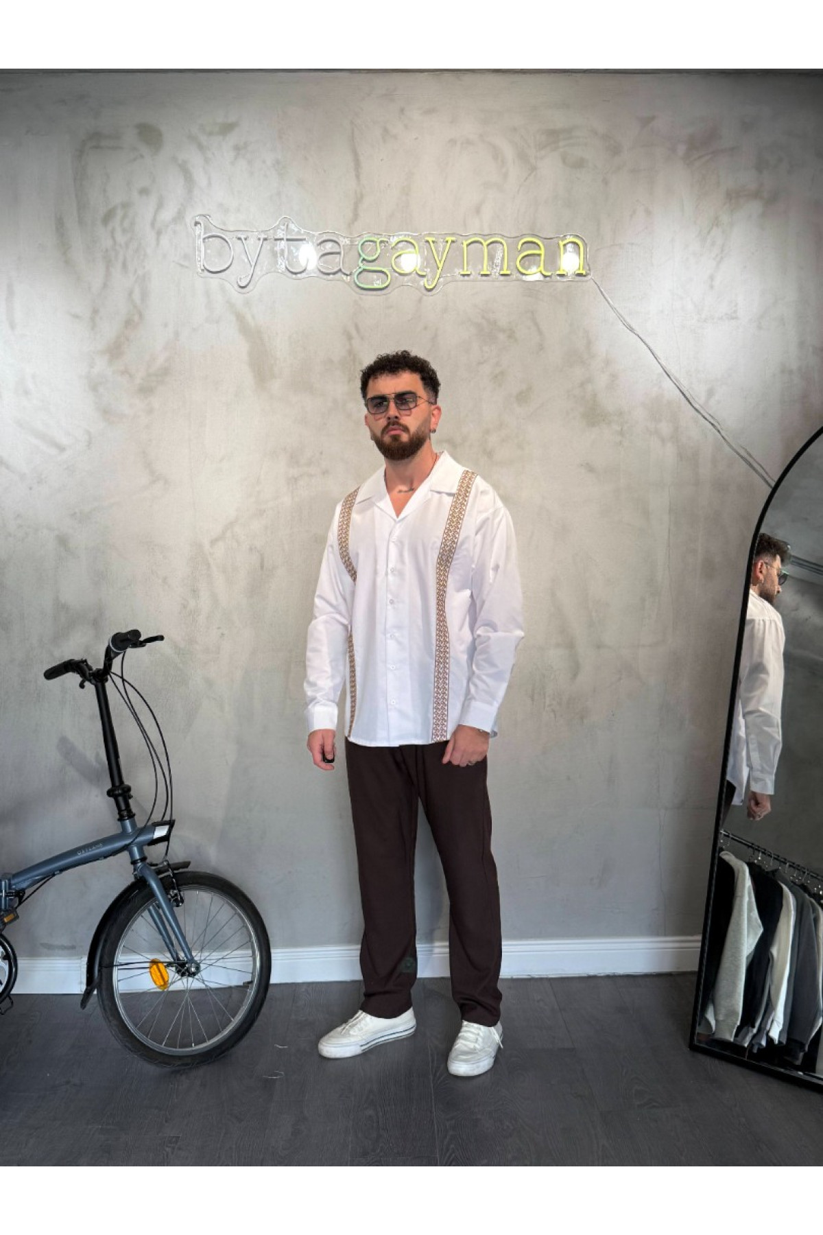 Oversize Nakışlı Beyaz Gömlek Oversize Nakışlı Beyaz Gömlek