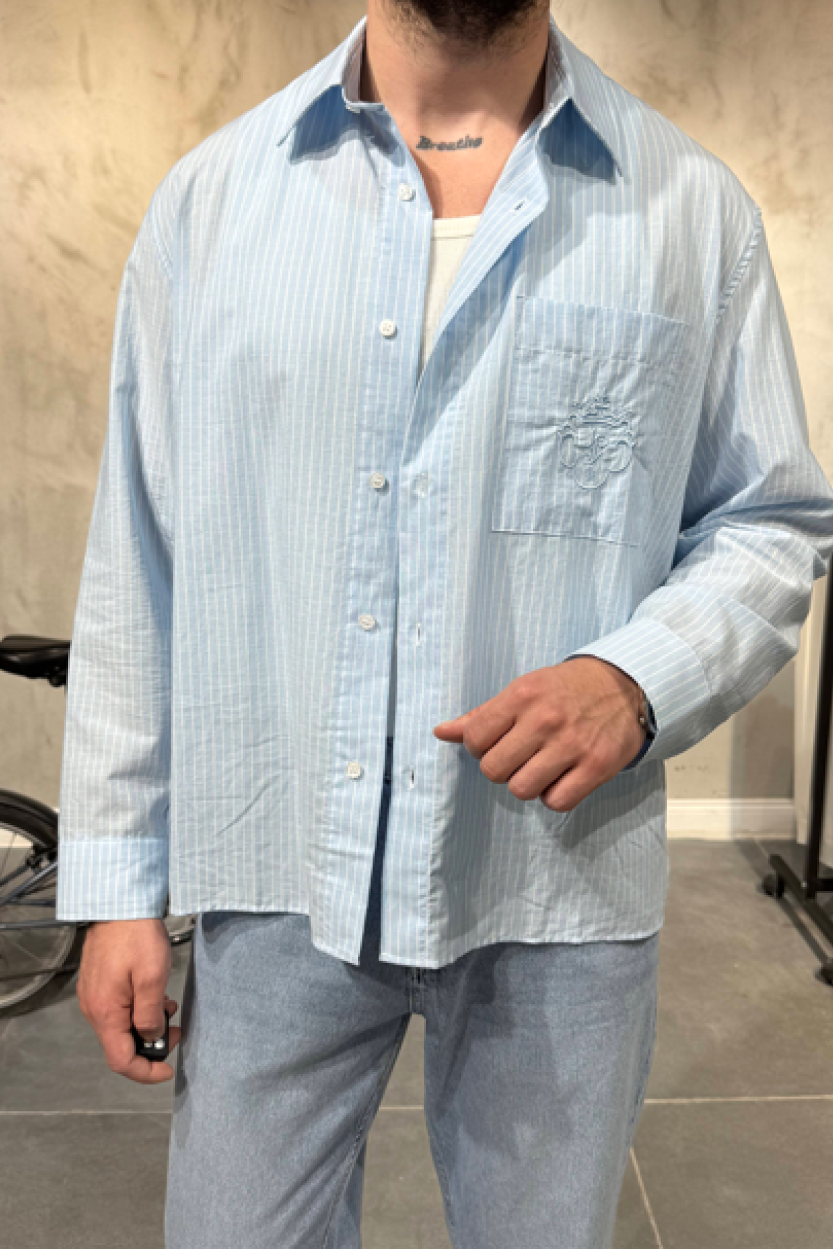 Cep Nakışlı Mavi Oversize Gömlek Cep Nakışlı Mavi Oversize Gömlek